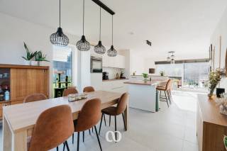 SCHRIJF JE IN VOOR HET EERSTE BEZOEKMOMENT VAN DONDERDAG 8 OKTOBER VIA ONZE WEBSITE<br /><br />Ben jij op zoek naar een moderne en energiezuinige woning met drie slaapkamers en een gezellige tuin in een aangename woonwijk? Gevonden!<br /><br />De uitstekende EPC-score, de lichtrijke leefruimtes, de praktische indeling en de rustige ligging op een boogscheut van winkels en het centrum van Oudenaarde zijn maar enkele van de vele troeven die we hier terugvinden!<br /><br />INDELING:<br /><br />GLV: Je komt de woning binnen via de inkomhal met gastentoilet. Van hieruit heb je toegang tot de lichtrijke living die overloopt in de open keuken en de gezellige zitplaats. Dankzij het grote schuifraam geniet je vanuit de zitplaats van een mooi uitzicht over de tuin. Verder beschikt het gelijkvloers nog over een praktische berging.<br /><br />1eV: Op het eerste verdiep kom je boven in de nachthal. Van hieruit heb je toegang tot drie slaapkamers van 11, 10 en 8 m², een tweede berging, een apart toilet en de ruime badkamer.<br /><br />TUIN: De woning beschikt over een gezellige tuin, ideaal om in alle rust te genieten van de buitenruimte.<br /><br />Lijkt deze moderne en energiezuinige woning wel iets voor jou? Aarzel dan zeker niet en contacteer ons vandaag nog om een bezoek in te plannen!
