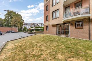 Op een rustige en groene locatie, op wandelafstand van het centrum van Leuven, bevindt zich dit gelijkvloerse appartement met één slaapkamer. Het appartement is gelegen aan de achterzijde van de residentie en kijkt uit op de aangename, groene omgeving van het gemeenschappelijke park. Bij het betreden van het appartement komt u terecht in de inkomhal die toegang geeft tot de ruime leefruimte. Verder beschikt het appartement over een afzonderlijke keuken, één volwaardige slaapkamer, een badkamer met ligbad en lavabo, een apart toilet en een praktische berging. Het appartement heeft momenteel een gedateerde afwerking en biedt daardoor heel wat mogelijkheden om volledig naar eigen smaak te renoveren en in te richten. De rustige ligging vormt een absolute troef: u woont hier in een groene omgeving en toch vlak bij het bruisende centrum van Leuven, met winkels, openbaar vervoer en andere voorzieningen binnen handbereik. Een interessante opportuniteit voor wie op zoek is naar een gelijkvloers appartement om zelf te bewonen, te renoveren of als investering. Interesse? Contacteer ons via info@homies.be of bel 016 22 82 22.