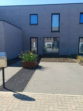 Instapklare gezinswoning(2021) – 3slpks –EPC A<br /><br />De woning heeft een ruime en lichtrijke leefruimte, waar grote raampartijen zorgen voor een overvloed aan natuurlijk licht en een aangename connectie met de volledig aangelegde tuin. <br /><br />De open leefkeuken vormt het hart van de woning en is volledig uitgerust met kwalitatieve toestellen.<br />Aansluitend bevindt zich een praktische berging, waar voldoende ruimte is voorzien voor was- en droogkast, evenals extra opbergruimte.<br /><br />De leefruimte en keuken vloeien naadloos in elkaar over en creëren een gezellige, open sfeer.<br /><br />Op elke verdieping is er een toilet voorzien.<br /><br />Op de verdieping bevinden zich drie volwaardige slaapkamers, elk met een aangename lichtinval en een kwalitatieve afwerking.<br />De badkamer is stijlvol ingericht en beschikt over een douche en ligbad. Daarnaast is er een tweede apart toilet voorzien.<br />De zuidwest georiënteerde tuin is volledig aangelegd en omheind, en vormt een ideale plek om te genieten van rust en privacy. Het terras nodigt uit tot gezellige momenten in de zon, terwijl de tuinberging extra praktische opslagruimte biedt.<br /><br />Op vlak van parkeren beschikt de woning over een parkeerplaats aan de voorzijde, wat zorgt voor voldoende parkeergelegenheid en eventueel meerdere wagens.<br /><br />Deze woning is uiterst energiezuinig en klaar voor de toekomst. Met een EPC A, zonnepanelen… Ook aan waterbesparing is gedacht: de woning beschikt over een regenwaterput van 5000l waarop zowel de toiletten als de buitenkraan zijn aangesloten.<br /><br />Bent u op zoek naar een recente, energiezuinige en instapklare woning waar comfort, ruimte en kwaliteit centraal staan? Dan is deze prachtige woning uit 2021 beslist een bezoek waard.<br /><br />Geen Immo ! <br /><br /><br /><br />