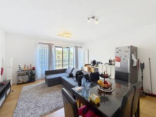 ANDERLECHT – In de wijk Prince de Liège en Scheut, in de nabijheid van het Scheutveldpark, diverse openbaarvervoersmogelijkheden en winkels, bevindt zich dit mooie appartement met 3 slaapkamers in een recent gebouw uit 2017, met een bewoonbare oppervlakte van ± 99 m², gelegen op de 3de verdieping. Het is als volgt ingedeeld: inkomhal met afzonderlijk toilet, berging met aansluiting voor wasmachine, woonkamer van ± 28 m² met toegang tot een groot L-vormig terras, volledig ingerichte open keuken (oven, kookplaten, dampkap, koelkast/diepvriezer, vaatwasser), nachthal, 3 slaapkamers (± 15 m², ± 12 m² en ± 9 m²), waarvan 2 met toegang tot het terras, badkamer (badkuip, lavabo, toilet), douchekamer (douche, lavabo) en kelder. Autostaanplaats inbegrepen in de huurprijs. Voorschot op de lasten: 70 €/maand (gemeenschappelijke kosten). EPC: C, 22 kg/(m²/jaar). Beschikbaar vanaf 01/11/2026. Oppervlakte en afmetingen worden uitsluitend ter informatie gegeven.