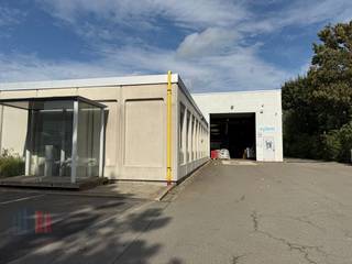 Entrepôt d’une superficie totale de 2.377 m² avec 694 m² de bureaux, implanté sur un terrain de 5.357 m², à vendre.Idéalement situé à seulement 2 km...