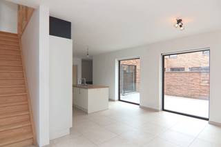 MAISON RÉCENTE AVEC 3 CHAMBRES À COUCHER PRÈS DU CENTRE VILLE A proximité du centre ville de Saint-Trond, nous trouvons cette maison mitoyenne...