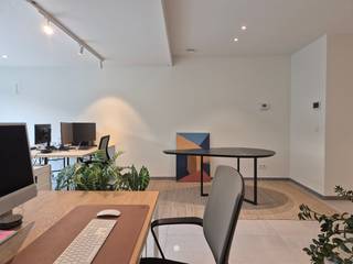 <p><span>SINT-NIKLAAS</span><span> - Langsheen de Parklaan in Sint Niklaas bieden wij u deze kantoor/praktijkruimte aan op het gelijkvloers van deze recente residentie. </span></p><p><span> </span></p><p><span>Enkele troeven zijn alvast:</span></p><ul><li><span>Zéér energiezuinig, verwarming met warmtepomp</span></li><li><span>Volledig afgewerkt met zéér kwalitatieve materialen</span></li><li><span>Toplocatie op de Parklaan</span></li><li><span>Inclusief 2 autostaanplaatsen</span></li></ul><p><span> </span></p><p><span>De ruimte is als volgt ingedeeld:</span></p><p><span>Inkomhal met ingemaakte kastenwand (technieken, opbergruimte), gastentoilet met lavabo, ingerichte badkamer met dubbel lavabomeubel en inloopdouche, ingerichte keuken (inductie kookplaat, dampkap, vaatwasser, koelkast, diepvriezer, oven), </span></p><p><span>kantoor/vergaderzaal vooraan (16.5 m²), achteraan centrale ruimte +- 36m², zuid gericht terras.</span></p><p><span>In de kelder is een ruime privatieve berging. </span></p><p><span> </span></p><p><span>De ruimte is tevens voorzien van zonnepanelen. </span></p><p><span>U kan rekenen op een zeer lage verwarmings -en elektriciteitskost.</span></p><p><span> </span></p><p><span>Overdekte parkeerplaats achteraan het gebouw.</span></p><p><span>Autostaanplaats vooraan het gebouw.</span></p><p><span> </span></p><p><span>Beschikbaar </span><span>vanaf 1/10/2026<br /></span><span>Epeil </span><span>32.</span></p><p><span>Huurprijs: </span><span>1470 Euro per maand + 120 Euro ( gemeensch.kosten)</span></p><p><span> </span></p><p><span> </span></p><p><span>Interesse of wenst u meer informatie? Neem dan snel contact op!</span></p>