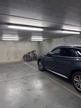 <strong>Résidence Meribel</strong><br /><br />Double emplacement de stationnement en tandem situé sur l'avenue Van Bunnen à Knokke-Heist. Il est possible d'y garer 2 voitures l'une derrière l'autre. <br />L'emplacement est facilement accessible car il est dans le prolongement de l'entrée/sortie.<br /><br />Si cet emplacement double vous intéresse, n'hésitez pas à nous contacter. <br />Ref: G743
