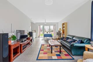 <span>Nieuwbouw (2023) gezinswoning nabij centrum Dessel</span><br /><span>E-peil 24 | 3 slaapkamers | 363 m² perceel<br /><br />Deze energiezuinige gezinswoning werd gebouwd in 2023 en wordt verhuurd verkocht. De huidige huurprijs bedraagt €1200/maand.</span><br /><span><br /><strong>Omschrijving:</strong><br />We betreden de woning langs de inkomhal die toegang geeft tot de leefruimte en een apart gastentoilet met handenwasser.</span><br /><span>De lichtrijke leefruimte omvat woonkamer, eetkamer en keuken, dewelke voorzien is van inductiekookplaat, dampkap, ijskast, vaatwasser en combi-oven. Naast de keuken vinden we de berging/wasplaats, die toegang geeft tot de inpandige garage.<br /></span><br /><span><br />De verdieping bestaat uit 3 slaapkamers, nachthal en badkamer, uitgerust met inloopdouche, bad, toilet en enkele wastafel in meubel.</span><br /><span>Via de vlizo-trap in de nachthal komen we nog op de zeer ruime zolder.<br /><br />De oprit en het terras werden reeds aangelegd.<br /><br /><strong>Tenslotte zorgen de 10 zonnepanelen op het zuid georiënteerde dak voor een erg laag energiefactuur.</strong><br /><strong>Goedgekeurde elektriciteit tem 2047!<br /><br /></strong>Verkoop onder BTW stelsel (21%).</span>