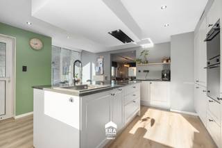 [[ DIT PAND NEEMT DEEL AAN DE ERA OPEN HUIZEN DAG OP 14/3 VAN 16:00 TOT 17:00 ]]Deze volledig gerenoveerde woning uit 1989 ligt in Louwel...