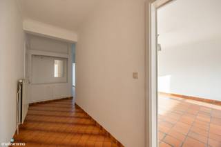 <p><span>VERZORGD APPARTEMENT MET 2 SLAAPKAMERS, TERRAS EN AUTOSTAANPLAATS NABIJ HET CENTRUM VAN BILZEN<br /><br />Dit verzorgde appartement vinden we terug aan de Eikenlaan 2/32 te Bilzen en is gelegen op een gunstige locatie. Het centrum met alle nodige faciliteiten en het openbaar vervoer zijn op wandelafstand gelegen. Tevens zijn de op- en afritten van de autostrades vlakbij </span>waardoor omliggende steden vlot bereikbaar zijn.<br /><br /><span>Het appartement is gelegen op de derde verdieping en is bereikbaar via de lift en de trap.</span><br /><span>De indeling is als volgt:<br />- Inkomhal.<br />- Woonkamer met zit- en eetruimte.</span><br /><span>- Keuken. De keuken is voorzien van een inbouwkoelkast, oven en een kookplaat met afzuigkap.</span><br /><span>- Berging met aansluiting voor het wasmachine.<br />- 2 slaapkamers.<br />- Badkamer. De badkamer is voorzien van een enkele lavabo en een </span>bad-douche combinatie<span>.</span><br /><span>- Toilet.</span><br /><span>- Klein terras aan de voorzijde en een terras aan de achterzijde.<br /><br />De gemeenschappelijke kosten bedragen €80/maand.</span><br /><span>Tot het appartement behoort een kelderberging en een ondergrondse autostaanplaats.</span><br /><br /><span>Wilt u graag wonen op deze gunstige locatie in een verzorgd appartement? Contacteer ons dan vrijblijvend via info@matisimmo.be.</span></p>