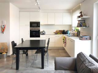 Appartement moderne d'une chambre à coucher en face de la gare de Waregem. INDELINGL'appartement comprend un hall d'entrée avec toilettes, un séjour...