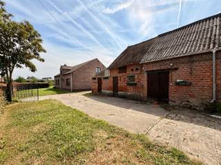 Deze vrijstaande woning met verschillende stalgebouwen en aanpalend weiland is gelegen op de hoek van de Landmolenstraat met de Korte Landmolenstraat. Het perceel inclusief weiland biedt vele mogelijkheden. De indeling van de woning is als volgt: U betreedt het pand via de inkomhal met vestiairemogelijkheden en gastentoilet. Verder komt u terecht in de leefruimte met eetkamer. De verzichten zijn prachtig! Aansluitend is er de ruime keuken met toegang tot de aanpalende bergruimte. Op de nachthal bevindt zich nog een slaapkamer en een badkamer. Via de vaste trap bereikt u de zolder die momenteel dienst deed als opbergruimte.De verschillende stalgebouwen en overkappingen deden dienst als opslagruimte. De toegang die mogelijk is via zowel de Korte Landmolenstraat als via de Landmolenstraat zelf, zijn een enorme troef. Alsook is het aanpalende weiland goed en praktisch gelegen.Nog enkele troeven van dit pand: Charmante hoeve met mogelijkheden die volledig naar jouw hand te zetten valt en dat allemaal in Temse nabij invalswegen.Interesse? Mail vrijblijvend naar verkoop@bebuild.be en ga met ons ter plaatse.