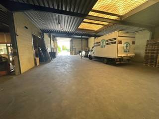 <p>Te koop: Ruime opslagruimte van 1.050 m² gecombineerd met 185 m² kantoren te koop in Vorst, op slechts 1 km van de Brusselse ring. Deze locatie biedt uitstekende connectiviteit en gemak, met een ruime parking (+/- 10 voertuigen) en toegang tot het magazijn via 2 grote sectionale poorten. De vrije hoogte van het magazijn varieert tussen +/- 4m en 4m50, wat het ideaal maakt voor diverse opslagbehoeften of als werkplaats.</p>