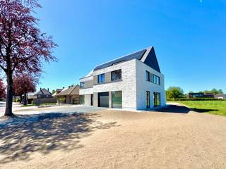 KLEINSCHALIG NIEUWBOUWPROJECT OP RUIM PERCEEL TE ASSENEDE GEBOUWD DOOR GEKENDE AANNEMER WILLEMS! <br />Deze moderne nieuwbouw ligt op een fantastische locatie te Assenede, het pand is gelegen in een gekende straat op een oogwenk van het centrum ! Dit pand zal voldoen aan al uw wensen en beschikt over een ruim zonnig perceel van 532m² wat in een nieuwbouwverhaal MOEILIJK te vinden is ! Ideaal voor wie op zoek is naar mooie volwaardige ruimtes !<br />TROEVEN:<br />- Ideale bewoonbare oppervlakte + prachtig perceel van 532m² !<br />- Vooruitstrevende energievoorzieningen: HR-glas (PVC), totale isolatie, WARMTEPOMP + ZONNEPANELEN, C+ ventilatiesysteem;<br />- VOLLEDIGE VLOERVERWARMING (ook boven) - aparte thermostaten op de slaapkamers !<br />- 4 ruime slaapkamers waarvan 1 beneden, lichtrijke leefruimte met leefkeuken en een inpandige garage !<br />- Vaste trap naar de 2de verdieping in betonnen gewelven; Mogelijkheid tot 2 extra slaapkamers<br />- Hoogwaardige handelswaardes &amp; materiaalkeuzes (MAATWERK)!<br />- Oplevering juni 2026 + BETALING PAS BIJ AKTE !<br />- Prijs excl. 21% btw op constructie + registratierechten op de grond. <br /><br />Absolute aanrader ! Dit project ligt op een TOPlocatie en beschikt over vele troeven die in deze regio zeer moeilijk te vinden zijn, wees er dus snel bij !<br />Meer info of een bezoek ter plaatse? Bel WIJSvastgoed op +32 9 395 80 10 !
