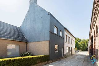 Bent u op zoek naar een rustig gelegen woning met een zonnige, zuidgerichte tuin en een uitstekende ligging? Dan is deze charmante woning beslist een bezoek waard!<br /><br />Op het gelijkvloers vindt u een ruime slaapkamer die eveneens perfect dienst kan doen als bureauruimte, ideaal voor thuiswerk of een vrij beroep. Verder beschikt de woning over een vernieuwde badkamer (2024), een open keuken en een lichtrijke leefruimte waar het aangenaam vertoeven is. Via de grote schuifdeur bereikt u het zonnige terras en de onderhoudsvriendelijke zuidgerichte tuin, de ideale plek om in alle rust te genieten.<br /><br />Op de eerste verdieping bevinden zich twee volwaardige slaapkamers. Via één van de kamers heeft u toegang tot de zolder, die eenvoudig kan worden ingericht als vierde slaapkamer, hobbyruimte of extra bureau.<br /><br />De topligging vormt een absolute troef: scholen, winkels en openbaar vervoer bevinden zich op wandelafstand, waardoor u geniet van een vlotte bereikbaarheid en alle dagelijkse voorzieningen binnen handbereik hebt.<br /><br />Een ideale gezinswoning met tal van mogelijkheden, comfort en een uitstekende ligging. <br /><br />Richtprijs: 359.000€<br /><br />Interesse? Neem contact op met Ruben via 0479/ 03 90 17 of ruben@cornelis-goeman.be.<br />Of via de website van Cornelis &amp; Goeman. Wij ontvangen u graag voor een persoonlijke rondleiding.