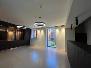<p><span>Moderne en lichtrijke kantoorruimten te huur, verdeeld over 2 verdiepingen in een prestigieus gebouw dat momenteel wordt gerenoveerd. De kantoren bieden een unieke werkomgeving in het hart van de Europese wijk, vlak bij Schuman en het Berlaymontgebouw.</span></p>
<p><span>De ruimtes zijn uitgerust met geavanceerde technologieën en moderne voorzieningen, waaronder performante ventilatie, zonnepanelen, een warmtepomp, ledverlichting, beveiligde toegang, douches, fietsenstalling en een vergaderzaal. Een </span><strong><span>privéterras van 129 m²</span></strong><span> vervolledigt het geheel en biedt een uitzonderlijke buitenruimte.</span></p>
<p><span>In de onmiddellijke omgeving bevinden zich tal van voorzieningen, waaronder winkels, restaurants, bars, fitnesscentra, hotels en parkings. Het gebouw is bovendien uitstekend bereikbaar met het openbaar vervoer.</span></p>
<p><strong><span>Huurprijs exclusief lasten en belastingen.</span></strong></p>