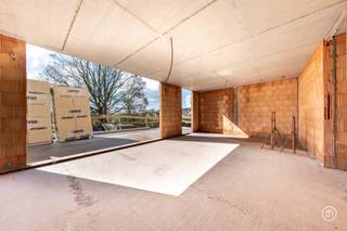 WERKEN GESTART<br /><br />In het rustige Hingene wordt Residentie Haelenhof opgetrokken, een stijlvol en energiezuinig woonproject. Volgens velen de mooiste deelgemeente van Bornem door zijn gezellige centrum, kasteel d'Ursel en het rondomliggend park. De residentie is gelegen op een centrale locatie nabij de N16 en op wandelafstand van winkels, scholen en openbaar vervoer.<br /><br />De architectuur combineert strakke lijnen, grote raampartijen en kwalitatieve afwerking in een kleinschalige residentie met veel aandacht voor wooncomfort.<br /><br />Het project zal bestaan uit 9 hedendaagse appartementen, telkens met een functionele indeling, veel lichtinval en eigen buitenruimte.<br />De ondergrondse verdieping is voorzien van parkeerplaatsen en private bergingen.<br />Achteraan het gebouw vinden we tevens een gemeenschappelijke fietsen- en tuinberging terug.<br /><br />De units zullen bijna-energieneutraal zijn en meer dan voldoen aan de huidige energienormen (E-peil ≤ 30). Er wordt oa. gebruik gemaakt van vloerverwarming via een geothermische warmtepomp, een ventilatiesysteem type D en thermische en akoestische isolatie.<br /><br />Alle appartementen genieten van een ruim terras en de gelijkvloers appartementen genieten daarenboven van een mooie tuin.<br />Er wordt gestreefd naar een kwalitatieve afwerking tot in de puntjes.<br /><br />De constructiewaarde kan aangekocht worden aan 6% BTW, indien je voldoet aan de voorwaarden.<br /><br />Wenst u meer informatie over dit kwalitatieve project?<br />Contacteer ons gerust via yordi@julimmo.be of 0473 76 18 07.