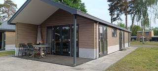 Deze mooie gemeubileerde 6-persoons vakantiewoning is prachtig gelegen aan het water op het verzorgde EuroParcs domein Zilverstrand in Mol...