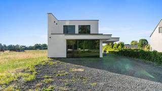 Deze energiezuinige woning is gelegen op de Meeënweg 26 in Genk.<br /><br />Bent u op zoek naar een volledig afgewerkte nieuwbouw woning, die tot in de puntjes wordt afgewerkt?<br />Bent u op zoek naar een woning met een ingericht kantoor/handelspand?<br />Bent u op zoek naar een rolstoelvriendelijke en energiezuinige woning?<br /><br />Benieuwd naar de prachtige videoreportage?<br />https://player.vimeo.com/video/1084741772<br /><br />Deze nieuwbouwwoning wordt gekenmerkt door een luxueuze en tijdloze uitstraling.<br />Binnen zorgen grote glaspartijen voor een optimaal lichtinval.<br />Bijzonder aan deze woning is dat u op het gelijkvloers over een ruime slaapkamer met dresssing, een toilet, een badkamer en een open leefruimte met keuken beschikt. Daarnaast beschikt u op het gelijkvloers over een bureel/kantoor.<br /><br />Deze woning situeert zich op een perceel van 6a 22ca en beschikt over een bewoonbare oppervlakte van 240 m² exclusief het handelspand/bureel van 15,56 m².<br />Deze luxueus afgewerkte woning beschikt over 3 slaapkamers en 2 ruime badkamers.<br />Er wordt enkel met hoogwaardige materialen gewerkt, die een duurzaam karakter hebben.<br /><br />Troeven:<br />+ Energiezuinige BEN woning<br />+ Kantoor/bureel/ kapsalon aan de voorkant van het gebouw<br />+ Goede zichtbaarheid<br />+ 3 slaapkamers<br />+ 2 badkamers<br />+ Dubbel beglazing (Aluminium profielen)<br />+ Vloerverwarming (gelijkvloers/verdiep 1)<br />+ Ventilatie D<br />+ Voorziening airco aanwezig<br />+ ....<br /><br />Indeling van de woning:<br />Gelijkvloers: Kapsalon/bureau/handelsruimte &amp; toilet<br />Gelijkvloers: Inkomhal, vestiaire, toilet, woonkamer, bureel, keuken, berging en een terras.<br /><br />Verdiep: Nachthal, 2 slaapkamers, badkamer en toilet.<br /><br />Bel ons gerust op het nummer 089/391 555 of mail naar info@frerevastgoed.be