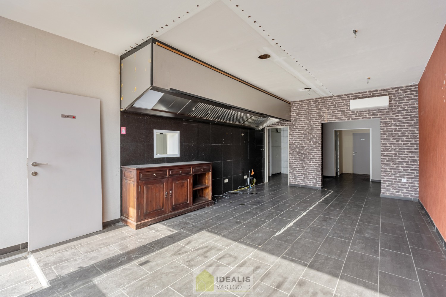 IDEALIS VASTGOED - INVESTERINGSEIGENDOM BESTAANDE UIT 2 GELIJKVLOERSE HANDELSPANDEN EN 5 BOVENLIGGENDE APPARTEMENTEN IN HET CENTRUM VAN PELT! – te renoveren investeringseigendom op een toplocatie in Pelt (Neerpelt). Gelijkvloers 2 handelspanden, op de 1s - foto 5