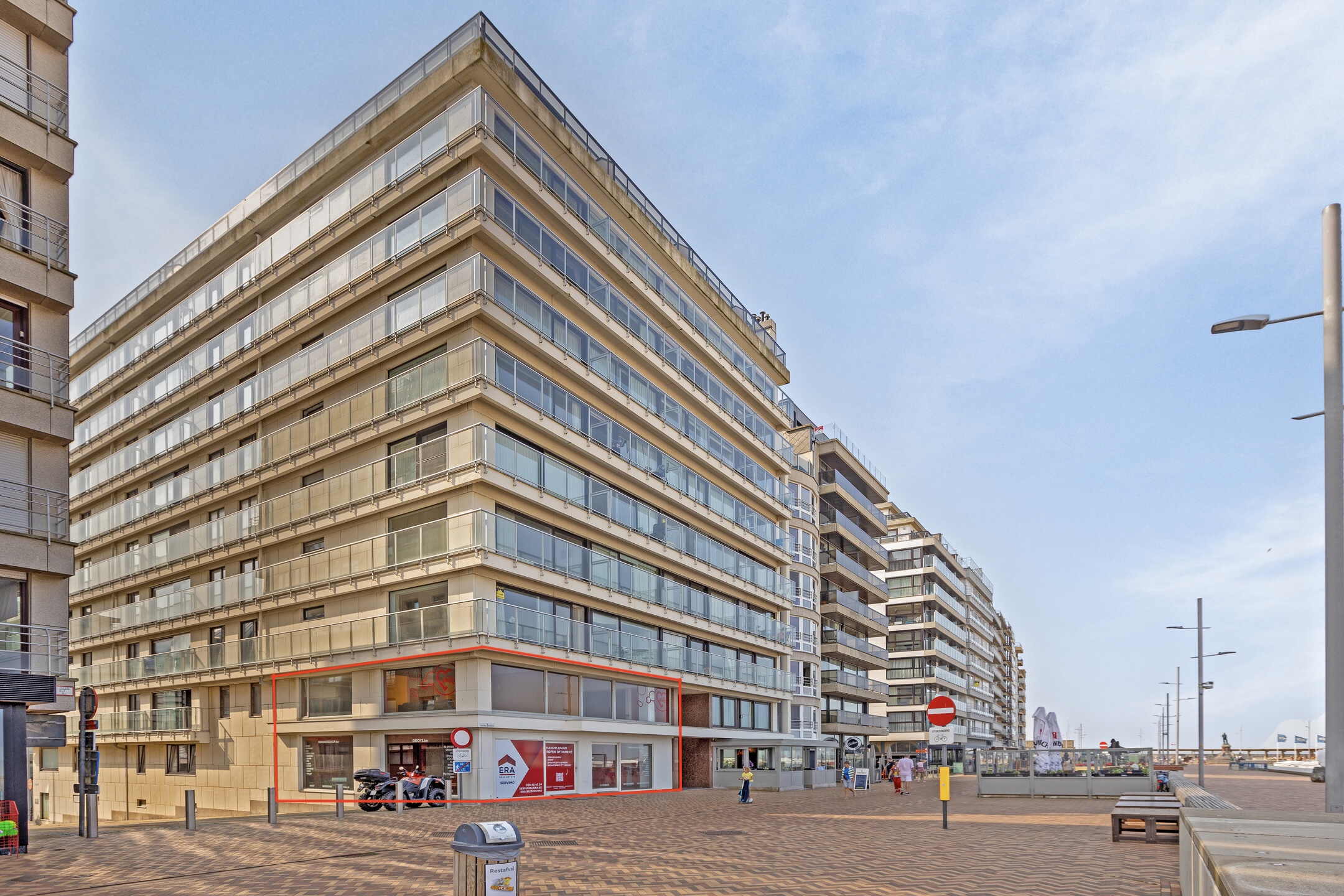 Handelspand met woonst te koop op de Zeedijk van Wenduine - foto 1