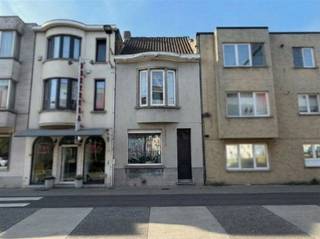 Deze op te frissen woning is centraal gelegen in Sint-Niklaas, op wandelafstand van winkels, openbaar vervoer en andere voorzieningen. Dankzij de...