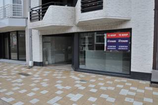 Handelsgelijkvloers te koop – Elizabetlaan, Heist-aan-Zee<br />De perfecte opportuniteit voor ondernemers aan de kust<br />In het hart van Heist-aan-Zee, op een boogscheut van de dijk en vlak naast het levendige Heldenplein, bevindt zich dit uitzonderlijke handelsgelijkvloers.<br />Een 128 m² ruime handelsruimte met een volledig verdiep op -1, ideaal voor wie werk en zichtbaarheid wil combineren op een toplocatie.<br />Het brede uitstalraam biedt niet alleen een maximum aan natuurlijke lichtinval, maar ook uitstekende etalagemogelijkheden om jouw producten of diensten optimaal in de kijker te zetten. Dankzij de centrale ligging en de constante passage is dit pand uitermate geschikt voor zowel winkelfunctie als kantoorruimte.<br />Of je nu droomt van een stijlvolle boetiek, een bruisende handelszaak of een representatief kantoor — dit pand biedt de flexibiliteit en uitstraling die elke ondernemer zoekt.<br />Troeven op een rij: * uitstekende ligging aan de Elizabetlaan, op enkele stappen van zee en Heldenplein * 128 m² bruikbare oppervlakte met bijkomend verdiep op -1 * Breed uitstalraam met veel zichtbaarheid * Perfect voor winkel of kantoor * enz..