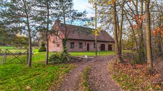 <p>Bij ImmoFusion 7/7 “open huis”: klik op onze 3D-TOUR.<br />Ervaar vastgoed alsof je er zelf doorloopt!</p>
<p>Ontdek deze uitzonderlijk gelegen vrijstaande woning in de rustige, bosrijke omgeving van Paal. Wie houdt van natuur, privacy en een fenomenale perceeloppervlakte van 40are, zal zich hier meteen thuis voelen. De woning bevindt zich op een exclusief en volledig vergund domein, bereikbaar via een indrukwekkende oprit tussen volwassen bomen — een zeldzame parel op de vastgoedmarkt!</p>
<p>Met een bewoonbare oppervlakte van 282m², een perceelbreedte van 40 meter en tal van indelingsmogelijkheden, biedt deze woning een unieke combinatie van ruimte, flexibiliteit en rust voor gezinnen, natuur- en comfortliefhebbers.</p>
<p>Via de inkomhal met handige vestiarekast heb je direct toegang tot alle belangrijke leefruimtes. Links vind je de open leefruimte met gezellige living en eetkamer — een doorzonruimte die uitnodigt om te genieten van het zicht op de groene omgeving, Rechts bevindt zich een eerste slaapkamer of bureauruimte, perfect voor thuiswerk of gasten.</p>
<p>De living vormt een open geheel met de eetruimte, wat zorgt voor een aangename flow en veel natuurlijk licht. De grote ramen benadrukken de rust en privacy van dit unieke perceel.</p>
<p>De keuken is voorzien van een ruime, klassieke eiken keuken, robuust en functioneel, ideaal voor wie houdt van charme en karakter. Daarnaast beschikt het gelijkvloers over een aparte toilet beneden, een ruime inpandige dubbele garage van maar liefst 67m², ideaal als werkruimte, hobbyruimte of extra stockage, een ruime badkamer en langs de keuken nog een extra bergruimte.</p>
<p>De bovenverdieping die nog volledig in te richten is naar eigen smaak biedt een zee aan mogelijkheden dankzij de royale ruimte: potentieel voor 4 ruime slaapkamers. Mogelijkheid tot het creëren van een 2de badkamer, of een polyvalente ruimte (hobbyruimte, fitness, atelier…)</p>
<p>Het dak en de ramen werden steeds goed onderhouden. De houten ramen met dubbele beglazing zijn nog in uitstekende staat.</p>
<p>Buitenruimte – pure privacy tussen de velden en het bos!</p>
<p>Het perceel is volledig omheind en vormt een waar privédomein: Een unieke oprit tussen de bomen een echte eyecatcher! Achteraan volledige privacy met vrij zicht over de velden, de tuin ligt achter de straatkant, verscholen in het groen. De woning ligt te midden van het bos, maar toch slechts 5 minuten van de autosnelweg</p>
<p>Zelden komt een woning met zo’n ligging en perceel op de markt. Dit is wonen in het midden van de natuur, met alle voordelen van bereikbaarheid.</p>
<p>Pluspunten</p>
<ul>
<li>Exclusieve ligging!</li>
<li>Indrukwekkende oprit tussen de bomen</li>
<li>Enorm perceel van 40are met volledige privacy</li>
<li>Inpandige dubbele garage (67m²)</li>
<li>Mogelijkheid tot 5 slaapkamers</li>
<li>Vrij zicht over de omliggende velden</li>
<li>Volledig vergunde woning</li>
<li>Goede bereikbaarheid, 5 min van autosnelweg</li>
<li>Rust gegarandeerd</li>
</ul>
<p>Voor een bezichtiging ter plaatse of meer info, bel ons op 078/78.78.70, of kom gewoon binnen op ons kantoor — steeds welkom!</p>