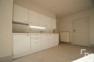 Dit voormalig dorpscafé werd volledig gerenoveerd en omgetoverd tot een ruime woning. Deze woning straalt warmte en gezelligheid uit. Bovendien...