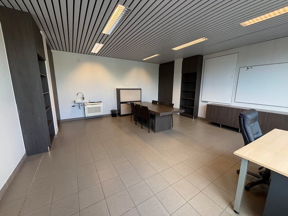 Warehouse with office for rent in Anzegem - photo 4