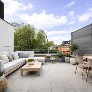 Gelegen op de 1ste verdieping van een kleinschalig gebouw in het gezellige Mariaburg, biedt dit hoogwaardige appartement een toplocatie met winkels, scholen en openbaar vervoer op wandelafstand. De indeling omvat een ruime inkomhal, een lichtrijke woonkamer met directe toegang tot het zuidwestelijk georiënteerde terras van 20 m² — een oase van privacy en rust — en een open keuken die is ingericht met kwalitatief keukenapparatuur en aanpalend een praktische berging / wasplaats. De badkamer is ruim en voorzien van douche, toilet en lavabo, terwijl de slaapkamer verrast met zelfgemaakte dressingkasten voor optimale opbergruimte. Het appartement is afgewerkt met kwalitatieve en energiebesparende materialen en beschikt over een EPC-label B, inclusief een conforme elektriciteitskeuring. Overtuig jezelf van dit hoogwaardige appartement, het fantastische terras en zijn schitterende ligging; neem vandaag nog contact op voor een bezichtiging of meer informatie.