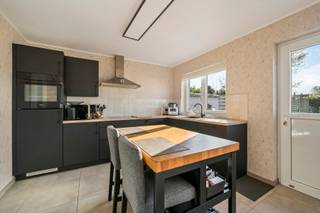 Deze instapklare woning (gerenoveerd in 2021) met garage en zwembad is gelegen in een rustige buurt, vlakbij het centrum van Ledegem.<br /><br />De woning is als volgt ingedeeld:<br />Gelijkvloerse verdieping: inkomhal met gastentoilet, leefruimte met zicht op de tuin, ingerichte keuken, ruime inpandige garage met automatische poort, alsook de prachtige zuidwestgerichte tuin met zwembad en tuinberging.<br />Eerste verdieping: 2 slaapkamers en een badkamer (inloopdouche, wc en lavabo).<br />Tweede verdieping: ruime gang (ingedeeld als bureau) en 3e slaapkamer.<br /><br />Deze woning is gelegen in een rustige straat, volledig gerenoveerd in 2021, verwarmd zwembad met poolhouse, 12 PV panelen, EPC label B, regenwaterput van 10.000L, asbestveilig en een conforme elektriciteit.<br /><br />Deze prijs is een VANAFprijs. Elk bod gelijk of hoger aan deze prijs wordt voorgelegd aan de verkopers.<br /><br />PLUSPUNTEN:<br />- CONFORME ELEKTRICITEIT, ASBESTVEILIG<br />- EPC B<br />- RUSTIG GELEGEN, VLAKBIJ CENTRUM<br />- INSTAPKLAAR