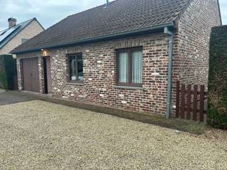 Zonnebeke - Rustig gelegen woning op 596 m² te koop.Indeling:Inkom, living met open keuken, 2 slaapkamers, badkamer, verandaRuime geïsoleerde zolder...