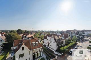 <p>Luxueux appartement, prêt à emménager et meublé avec beaucoup de goût, situé au 5e étage de la Kustlaan à Knokke-Heist. Situé au cœur des boutiques de luxe et à proximité de la place Albert et des plages, ce charmant appartement bénéficie d'une vue magnifique sur les villas typiques du Zoute. L'appartement est proposé à la vente avec le mobilier élégant et de qualité, inclus dans le prix.<br /><br />Composition : Hall d'entrée. Spacieux et très lumineux séjour composé d'un salon et d'un coin repas, attenant à une cuisine haut de gamme (Bulthaup). Palier avec toilettes séparées, salle de bains et débarras. Trois chambres, dont la suite parentale avec salle de douche attenante. Deux garages se trouvent à proximité du Minigolf (90 000 € chacun).<br /><br />Appartement de vacances idéal dans un emplacement privilégié au cœur du Zoute.<br /><br />Pour toute question ou pour prendre rendez-vous, n'hésitez pas à nous contacter (7j/7) : 0478 93 72 00 ou maxime@maelsteen.be</p>