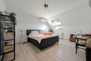 <p><span>Dit recent appartement ligt aan de Kiezelweg in Veldwezelt (Lanaken). Door de centrale ligging heeft het appartement een zeer goede bereikbaarheid met zowel Maastricht (NL) als Lanaken centrum en Bilzen-Hoeselt. Scholen, supermarkten en voorzieningen voor openbaar vervoer bevinden zich in de nabije omgeving. <br /><br />Het appartement dateert van 2017 en is up-to-date qua technieken. Zo is er vloerverwarming op de gelijkvloerse verdieping en de badkamer, en beschikt de woning over 9 zonnepanelen (1925 Wp). Daarbij hebben de eigenaars in 2024 airco's geplaatst in de woon- en slaapkamer. Verder heeft het appartement een bruikbare vloeroppervlakte van 143,41m² met drie slaapkamers. Tot slot is het appartement voorzien van veel bergruimtes. Zo is er een ruime zolder en een kelderberging met aansluitend een garage aanwezig. </span><span><br /><br />Pluspunten van het appartement:</span></p><p><span>- Goede bereikbaarheid met Maastricht (NL), Lanaken centrum en Bilzen-Hoeselt;</span></p><p><span>- scholen, supermarkten en bushaltes in nabije omgeving; </span></p><p><span>- energiezuinig (EPC label B): o.a. vloerverwarming, zonnepanelen en airco's aanwezig; </span></p><p><span>- bruikbare vloeroppervlakte van 143,41m²;</span></p><p><span>- het appartement beschikt over drie ruime slaapkamers; </span></p><p><span>- terras op het zuiden georiënteerd; </span></p><p><span>- aanwezigheid zolder, ruime berging en garage + parking voor gasten; </span></p><p><span>- waterontharder;</span></p><p><span>- elektriciteit conform; </span></p><p><span>- lage gemeenschappelijke kosten: € 85. <br /><br />Wilt u het appartement bezoeken of wenst u meer informatie te ontvangen? Neem dan gerust contact op via Iris@jemar.be of 0483110875.</span></p>