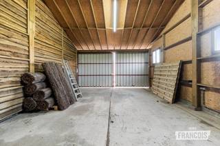 Deze opslagplaats gelegen aan de E403 is niet alleen ideaal gesitueerd tussen Oostkamp en Loppem, het pand biedt tal van mogelijkheden door de verschillende voorzieningen.<br /><br />Het pand bestaat uit twee grotere ruimtes met hoge poorten. Een derde gedeelte geschikt voor opslag van kleiner materiaal op de gelijkvloers en zolderverdieping. Het perceel is afgesloten met een toegangspoort en biedt voldoende parkeerplaatsen voor personenwagens, camionetten en zelfs camions. Daarnaast is er een groot stuk groen aanwezig wat zorgt voor een aangename sfeer bij het starten en eindigen van de werkdag. <br /><br />Het gebouw is uitgerust met een badkamer, elektrische verwarming en een keukentje. Ideaal voor het comfort van alle personeel. Op heden werd de opslagruimte gebruikt door een tuinaannemer. Productie en handel drijven vanop de locatie is niet toegestaan, al is er wel een werkruimte voorzien om eigen materiaal te herstellen.<br /><br />Is dit pand de ideale aanvulling voor jouw bedrijf? Aarzel niet om een bezoek in te plannen en contacteer Eva via eva@immofrancois.be of 0471 96 08 57!<br /><br />
