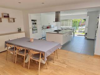Gerenoveerde woning met riante leefruimte en 3 slaapkamers pal in het centrum van Lint.De ruimte en lichtinval in huis zorgen voor een aangename...