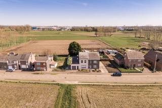 <p><strong>Quares - TREVI Groep presenteert :<br />Halfopen bebouwing met mooie tuin en grote garage/atelier </strong></p>
<p>Deze ruime halfopen bebouwing is gelegen in een landelijke groene omgeving te <span><span>Breendonk en heeft een prachtig uitzicht op de omliggende velden. </span></span>De woning heeft een ideale uitvalsbasis dankzij de nabijheid van de N16 en A12. <br /><br />Deze woning kan mits de nodige renovatiewerken omgevormd worden naar een ware parel waar u kan genieten in alle rust van de ruimte die de woning te bieden heeft.</p>
<p>De indeling van de woning is momenteel als volgt, maar kan volledig naar wensen worden ingedeeld en ingericht. <br /><br />Via de inkomhal, met afzonderlijk gastentoilet, kan u naar de ruime leef-en eetruimte. Deze beschikt over een authentieke tegelvloer alsook een gezellige houthaard die voor extra sfeer en cachet zorgt. Aangrenzend kan je de leefkeuken vinden die voorzien is van kasten en toestellen. Via de keuken kan je naar de ruime achterliggende badkamer die voorzien is van inloopdouche, ligbad en lavabo en afzonderlijke was- en bergruimte. <br /><br />De veranda heeft tal van mogelijkheden van het huidige gebruik tot toevoeging bij de leefruimte, waarbij je een leuk zicht en interactie hebt met de tuin. <br /><br />Op de eerste verdieping bevinden zich 3 ruime slaapkamers.</p>
<p>Verder beschikt de woning over een droge en praktische kelder en een opbergzolder toegankelijk via uitvaltrap.<br /><br />De zeer ruime garage kan gebruikt worden voor het stallen van twee wagens (achter elkaar), bergruimte, maar leent zich ook ideaal tot atelier of klein magazijn.</p>
<p>De tuin is volledig omheind en kan je opentrekken zodat je een verzicht hebt op de achterliggende velden. <br /><br />Deze woning is ideaal voor mensen die van een landelijke maar centrale ligging houden en graag hun eigen toets en hand leggen in hun woning.</p>