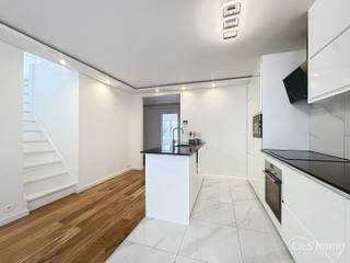 Dit duplex penthouse combineert comfort en functionaliteit en biedt alles voor een aangename woonervaring. Met vier slaapkamers, een privé tuin,...