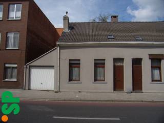 De woning heeft de volgende indeling: Living (novilon; 23m²) met aansluitend de eetkamer (novilon; 11m²) en de open ingerichte keuken (tegels,...