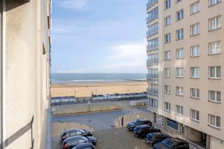 Vous êtes à la recherche d'un appartement avec du caractère et du potentiel, tout près de la mer ? Cet appartement avec 1 chambre est situé dans la Limburgstraat, une rue latérale calme de la digue, à distance de marche de la plage et de la digue.
L'immeuble date de 1961 et l'appartement se trouve encore dans son état d'origine, ce qui offre une opportunité unique de le rénover entièrement selon vos goûts et votre style. Depuis l'appartement, vous profitez d'une vue mer latérale. Les fenêtres ont déjà été remplacées par du double vitrage, un bel atout qui garantit déjà une meilleure efficacité énergétique. À l'arrière se trouve un balcon fermé.
Une opportunité intéressante pour qui souhaite habiter ou investir en bord de mer, avec la possibilité d'y apposer sa propre touche personnelle.
Contactez AccentA pour une visite sur place.