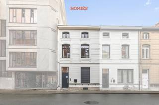 Deze welgelegen studentenkamer situeert zich op de 1ste verdieping van een kleinschalige en gezellige residentie dat recent volledig vernieuwd werd. Door de kwalitatieve materiaalkeuze en het behoud van authentieke elementen is deze residentie geen standaard studentenwoning. We bevinden ons op een uitermate strategische locatie in de welbekende Andreas Vesaliusstraat, op een boogscheut van de faculteiten, het station en met alle voorzieningen in de onmiddellijke nabijheid. Deze mooie kamer heeft een oppervlakte van 18 m<sup>2</sup> en is voorzien van een individuele badkamer (wastafel, douche en toilet), bevindt zich aan de rustige achterzijde van het gebouw en wordt verwarmd aan de hand van een lucht-luchtwarmtepomp systeem ( zowel koeling als verwarming). De kamer beschikt over een privatieve badkamer met douche, toilet en lavabo en is onder andere voorzien van een bedframe, bureau, kleerkast en koelkast. Op de gelijkvloerse verdieping is tevens een gemeenschappelijke ruimte met een volledig geïnstalleerde keuken met aansluitend een gezellig stadsterras voor de ultieme studentenbeleving. Belangrijk: de kamer is momenteel verhuurd voor het lopende academiejaar, wat dit een zorgeloze investering maakt. Of u nu een studeerplek zoekt voor uw zoon of dochter of een slimme investering met zekerheid, deze studentenkamer biedt comfort, rust en een toplocatie in Leuven. Mis deze kans niet en contacteer ons via info@homies.be / 016 22 82 22!<br />