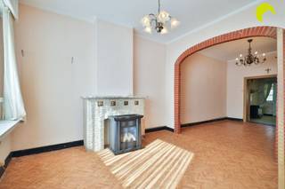 <p><span>Vous recherchez un projet de rénovation ou une maison que vous pourrez aménager entièrement à votre goût ?</span></p><p><span>Au centre d'Edegem, à quelques pas de la place de la commune, nous vous proposons cette maison familiale à rénover (104 m²) comprenant 2 chambres. La maison a été construite en 1918 sur un terrain de 245 m².</span></p><p><span>À l'arrière de la maison se trouve un jardin profond.</span></p><p><span>La maison est située à proximité immédiate des écoles, des commerces, des axes routiers et des transports en commun. </span></p><p><span> </span></p><p><span>La maison est déjà raccordée au gaz. Le chauffage fonctionne actuellement avec des poêles à gaz. L'installation électrique doit être rénovée. Le rapport d'expertise sur l'amiante est en cours de rédaction.</span></p><p><span> </span></p><p><span>Agencement :</span></p><p><span> </span></p><p><span>On entre dans la maison par le hall d'entrée central. Dans ce hall, une porte donne accès à la cave (8 m²).</span></p><p><span>En continuant, on arrive dans le salon lumineux au sol carrelé. Au fond de la maison se trouve la cuisine aménagée, dotée d’un équipement de base.</span></p><p><span>À l'arrière du rez-de-chaussée se trouve également la salle de bains avec baignoire et toilettes. Celle-ci mériterait d'être rafraîchie.</span></p><p><span> </span></p><p><span>Au premier étage, il y a deux chambres. Les plafonds et les sols doivent encore être finis. Quelques travaux de peinture sont également à prévoir.</span></p><p><span> </span></p><p><span>Permettez-moi de vous résumer brièvement les atouts de cette maison familiale :</span></p><p><span> </span></p><ul><li><span>Situation centrale dans un quartier résidentiel calme, tout en étant au cœur d’Edegem. À proximité immédiate des écoles, des commerces, des transports en commun, etc.</span></li><li><span>Grand jardin offrant une belle vue sur la verdure</span></li><li><span>2 chambres à part entière </span></li><li><span>Fenêtres rénovées + toiture isolée</span></li></ul><p><span> </span></p><p><span>PEP : 167 kWh/m² (label B)</span></p><p><span>Score P : A, score G : A</span></p><p><span> </span></p><p><span>Pour une visite sur place, vous pouvez nous contacter au 03 449 42 41 ou nous envoyer un e-mail à l'adresse hallo@habicom.be.</span></p><p><span>Vous souhaitez connaître la valeur de votre logement ? Vérifiez-la gratuitement sur <span>www.watismijnhuiswaard.be</span></span><span> </span></p><p><span> </span></p>