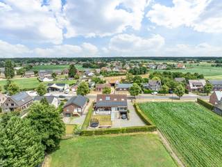 <p>Interesse of verdere vragen? Contacteer Jeff Peeters via jeff.peeters@copandi.be of +32 492 577 317. Deze ruime, instapklare woning ligt landelijk en rustig, maar toch vlak bij de E313, winkels, scholen en openbaar vervoer. Ideaal voor wie comfortabel wil wonen met veel binnen- én buitenruimte. Het gelijkvloers omvat een inkomhal met vestiaire en gastentoilet, een lichtrijke leefruimte van 42 m² met sierschouw en houtkachel, een volledig uitgeruste keuken, drie slaapkamers en een badkamer met ligbad, inloopdouche, dubbele lavabo en toilet. De veranda van 25 m² biedt extra leefruimte met zicht op de tuin. Op de verdieping vind je vier slaapkamers, een tweede badkamer en een apart toilet. Twee kamers kunnen eenvoudig samengevoegd worden tot een polyvalente ruimte van 45 m², ideaal voor bureau, hobby of ontspanning. Een valtrap leidt naar de zolder (20 m²). De woning is volledig onderkelderd met garage, werkplaats en ruime berging. Buiten geniet je van een zuid-oostgericht terras, een volledig omheinde tuin en een prachtig landelijk uitzicht met maximale privacy. </p><p></p><p>✅ Zonnepanelen (7,6 kW) </p><p>✅ Zonneboiler </p><p>✅ EPC label B – energiezuinig </p><p>✅ Asbestveilig </p><p>✅ Mogelijkheid tot 7 slaapkamers </p><p>✅ Volledig onderkelderd met garage en werkplaats </p><p>✅ Omgeven door groen en weiland </p><p>✅ Rustige ligging met vlotte verbindingen</p>