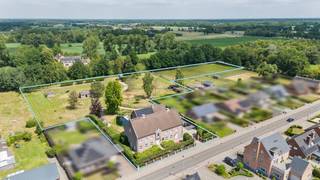 Met een bewoonbare oppervlakte van 495m², ruimte voor een praktijk, atelier of kantoor aan huis, een vlot bereikbare zolder van 200m², een fraai aangelegde tuin met zwemvijver en mooi omheinde weilanden, is deze villa de uitgelezen keuze voor wie wonen en werken wil combineren. Ook dierenliefhebbers en rustzoekers komen hier volledig aan hun trekken, op een steenworp van het centrum maar met een gevoel van absolute stilte en privacy.De villa omvat;- inkom met fraaie witte trap - vestiaire - gastentoilet- ruime woonkamer op parket met vele maatkasten- grote leefkeuken, volledig ingericht- zithoek met grote raampartijen en zicht op de tuin- koele berging, bereikbaar via een verdoken deur in de keuken- achterinkom- berging/wasplaats met ingemaakte kasten- badkamer gelijkvloers met toilet en douche- 2de inkom voor de praktijk, met wachtkamer, toilet, kantoor- of praktijkruimteOp de verdieping;- nachtgang- 5 ruime slaapkamers- badkamer met vrijstaand ligbad, inloop-regendouche, dubbele wastafel- dressing- extra kamerOp de zolder;- bereikbaar via vaste trap- momenteel 1 grote fitness ruimte- aparte berging voor de techniekenBijgebouw;- tuinberging- patio met open haard en zicht op de tuin- dubbele garage met automatisch bediende poortenDomein;- fraai aangelegde tuin- verscheidene terrassen- biologische zwemvijver- mooi omheinde weilanden en paddocks- schuilstallen en tuinschuur- parking voor 5 wagens- bereikbaar via 2 stratenDe villa is tevens uitgerust met een alarminstallatie en camerabewaking.