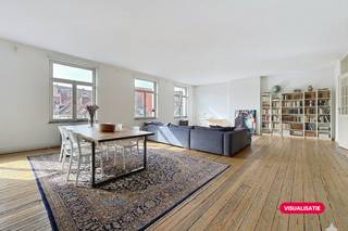 Gelegen nabij de KVS, maar op een steenworp van Saincetelette en de Vismarkt, mooie karaktervolle loft van ± 136 m² op de 3de verdieping (met lift) van voormalig naai-atelier Maroma.Deze authentieke loft biedt een ruime woonkamer met plankenvloeren en open volledig ingerichte keuken, zeer ruime slaapkamer (2de slaapkamer makkelijk toe te voegen), badkamer met bad en inloopdouche, wastafels van het merk Starck, apart toilet, grote kelder.Andere kenmerken:- talrijke charme-elementen zoals gietijzeren radiatoren, art-deco lampen, glazen deuren met geslepen glas, etc.,- in de gemene delen eveneens charme-elementen die verwijzen naar de tijd van het succesvolle naai-atelier Maroma (zie foto's),- EPC: E+, 224 kWu/(m²jaar),- algemene lasten: 225 Euro/maand voor gemene delen,- kom zeker bezoeken! Bestemming: woningOnroerend goed ingeschreven op de bewaarlijst / beschermd / procedure tot inschrijving of bescherming lopende: jaVerkavelingsvergunning: neenOnroerend goed gelegen in een voorkooprechtperimeter: neenVoorkeurrecht voor de huurder: neenDeze AI-visualisaties zijn bedoeld als inspiratie. Er werd geen rekening gehouden met technische specificaties, stedenbouwkundige voorschriften of de concrete mogelijkheden tot realisatie.