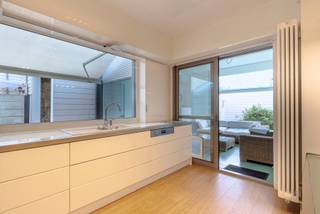 <p><strong>Uitzonderlijk gelijkvloers appartement met 4 slaapkamers, 3 badkamers en overdekt terras met tuintje. Ook een ruime en hoge garage is aanwezig. EPC Label-B - elektriciteit conform<br /><br />Ligging</strong>: Gelegen in het centrum van Westmeerbeek met alle faciliteiten (shopping park, openbaar vervoer,…) in de directe omgeving. Met een zeer goede verbinding naar omliggende gemeentes. Tevens is er een goede verbinding naar E313 (17min.) en E314 (20min.)<br /><br /><strong>Indeling</strong>: zie foto plan</p>
<p><strong>Omschrijving</strong>: Het appartement geniet van riante ruimtes en is doorheen de tijd volledig en grondig gerenoveerd. De leefruimte omvat een grote woonkamer met aansluitend een zeer ruime keuken van ca. 35 m². De keuken is volledig geïnstalleerd, zeer praktisch en staat in verbinding met het overdekte terras en bijhorend tuintje. Verder beschikt het appartement over vier volwaardige slaapkamers waarvan er drie een eigen badkamer hebben. De grootste badkamer betreft een echte wellness badkamer met luxe regendouche, bad, een tweede toilet en dubbele lavabo. <br />Buiten beschikt het appartement over een werkhuis of garage van 35 m² en is de inrit afsluitbaar met een automatische poort.<br />Ideaal voor starters, kleine gezinnen, uitbollers,...</p>
<p><strong>Extra:<br /></strong>- EPC: 166 kWh/m²/jaar<br />- ruime garage of werkhuis<br />- elektriciteit conform<br />- verkoop onder registratierechten<br /><br /><strong>Bijzondere informatieplicht:</strong> in aanvraag.</p>