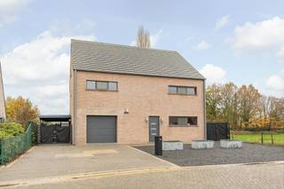 In een zeer rustige straat in Vosselaar, op korte afstand van het centrum en dagelijkse voorzieningen, vindt u deze verrassend ruime woning met...