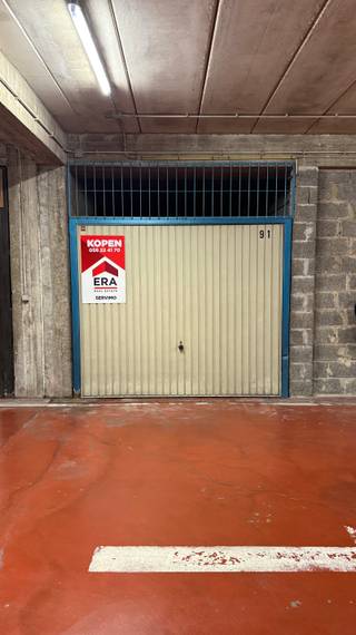 <strong>De Panne: Garage te koop in Residentie 't Zand</strong><br /><br />Bent u op zoek naar een veilig en vlot bereikbaar garagebox op een toplocatie in De Panne? Dan is deze garage in Residentie 't Zand precies wat u zoekt.<br /><br />Gelegen op de Esplanade, op slechts enkele stappen van de Zeedijk en het strand, is deze garage de ideale oplossing voor wie zorgeloos wil parkeren aan zee of nood heeft aan extra bergruimte. Ook als investering vormt deze garage een interessante opportuniteit dankzij de uitstekende ligging.<br /><br /><strong>Troeven</strong>
<ul><li>Topligging op de Esplanade</li><li>Op wandelafstand van de Zeedijk, het strand en het centrum</li><li>Ideaal voor eigen gebruik of als investering</li></ul>
<br /><strong>Interesse? Contacteer ons gerust voor meer informatie of een bezoek ter plaatse.</strong>