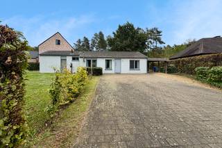 Welkom in het rustige Wolfsdonk! In de Haakstraat in Langdorp vind je deze goed onderhouden, vrijstaande woning met twee slaapkamers en een ruime tuin, gelegen op een perceel van maar liefst 9a24. Een fijne thuis voor wie houdt van rust, groen en voldoende ruimte rondom de woning.<br /><br />Je komt binnen via de inkomhal, die toegang geeft tot de eerste volwaardige slaapkamer en de woonkamer. De royale, open leefruimte biedt plaats aan een gezellige zithoek en een eetplaats en sluit aan op de volledig geïnstalleerde keuken met zicht op de tuin. Aansluitend bevindt zich een handige bergruimte met plaats voor een wasmachine en droogkast. Verder beschikt de woning over een tweede volwaardige slaapkamer en een vernieuwde badkamer met toilet, inloopdouche en lavabo.<br /><br />De ruime tuin biedt volop plaats om te ontspannen en te genieten van het buitenleven. Op het terras van zo’n 25 m² is het heerlijk vertoeven. Ook aan parkeerruimte geen gebrek: de ruime oprit en carport bieden samen gemakkelijk plaats aan zes auto’s.<br /><br />Ook de omgeving draagt bij aan de charme van deze woning. Wolfsdonk combineert een gemoedelijk dorpskarakter met een groene ligging op de grens van het Hageland en de Kempen. De wandel- en fietsmogelijkheden rond onder meer de Langdonken en Molenheide maken dit een ideale uitvalsbasis voor natuurliefhebbers.<br /><br />Beschikbaar vanaf januari 2027. Er zijn geen gemeenschappelijke kosten.<br /><br />Benieuwd? Plan snel een bezoek en ontdek zelf de charme van deze woning! Contacteer Tina via tina@sophimo.be of 0491 52 42 72.
