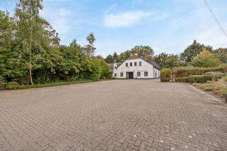 Een kantoor gebouw met veel mogelijkheden en parking!
Ligging:
Een strategischere ligging is nauwelijks denkbaar: met de oprit en afrit vlak om de hoek is de bereikbaarheid optimaal. Gelegen op de as tussen Antwerpen en Gent.
Indeling:
Het gebouw is uitermate geschikt voor gebruik als kantoorgebouw, met meerdere vergaderruimtes, een royale stockagezone, een aangename buitenruimte en een ruime parking. De inkomhal met centrale trappenhal leidt je naar de eerste verdieping. Op het gelijkvloers bevindt zich een grote polyvalente ruimte met open bar. Verder door kom je in het achterste gedeelte met een ruime keuken en bureau's. Aansluitend is er nog een zeer grote kantoorruimte beschikbaar.
Op de eerste verdieping bevindt zich het sanitair blok, samen met een grote open ruimte die momenteel is opgedeeld, maar volledig kan worden heringericht. Het kantoor is uitgerust met 3 laadpalen en 3 afgesloten garageboxen.
Het kantoor is uitgerust met 3 laadpalen en 3 afgesloten garageboxen.
Er zijn geen vaste kosten voorzien!
