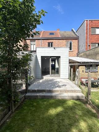 In de rustige Groenstraat in hartje Heverlee vindt u deze volledig gerenoveerde rijwoning.Het gelijkvloers bestaat uit een ruime, open leefruimte die...