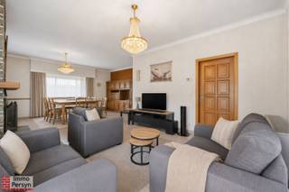Ben je op zoek naar een ruime gezinswoning met tal van mogelijkheden in een landelijke omgeving? Dan is deze open bebouwing aan de Weg Messelbroek in Zichem zeker een bezoek waard.<br /><br />Deze woning bevindt zich op een mooi perceel van 10a 75ca. Dankzij de royale volumes, drie slaapkamers en de ruime tuin biedt deze eigendom alle troeven voor wie op zoek is naar ruimte, zowel binnen als buiten.<br /><br />De woning is degelijk gebouwd en vormt een uitstekende basis voor wie graag moderniseert naar eigen smaak en hedendaags wooncomfort. De keuken werd reeds vernieuwd, terwijl verdere opfrissings- en modernisatiewerken de mogelijkheid bieden om deze woning volledig af te stemmen op uw persoonlijke wensen.<br /><br />De ligging combineert rust met een vlotte bereikbaarheid. Het centrum van Zichem, openbaar vervoer en het station bevinden zich in de nabije omgeving, terwijl ook de verbindingen richting Diest, Scherpenheuvel, Leuven en Hasselt vlot bereikbaar zijn.<br /><br />***asbestattest in aanvraag***<br /><br /><u><strong>INDELING</strong></u><br /><strong>Gelijkvloers:</strong> Inkomhal, woonkamer, keuken, bureau/gelijkvloerse slaapkamer, badkamer met bad - douche en toilet, berging, garage<br /><strong>1ste verdieping:</strong> 3 slaapkamers met achterliggende zolderruimtes voor opslag<br /><strong>Kelder:</strong> Opslagkelder (deels onderkelderd)<br /><strong>Tuin: </strong>Prachtige tuin met ruime oprit en garage.<br /><br />Ervaar zelf de vele voordelen van deze woning tijdens een persoonlijke rondleiding. <br />Maak vandaag nog je afspraak. <br />Mail naar info@immopersyn.be of bel 013 444 008.